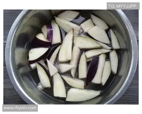 足球明星们的厨房秀：精彩炒菜瞬间大集合，尽显厨艺风采与球场魅力